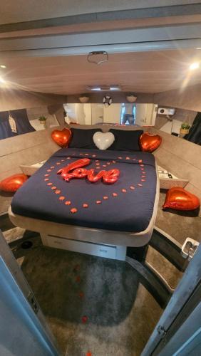 Vals d'Aix et Isable Boat Rental | Nuits insolites sur un bateau 12m en pleine nature