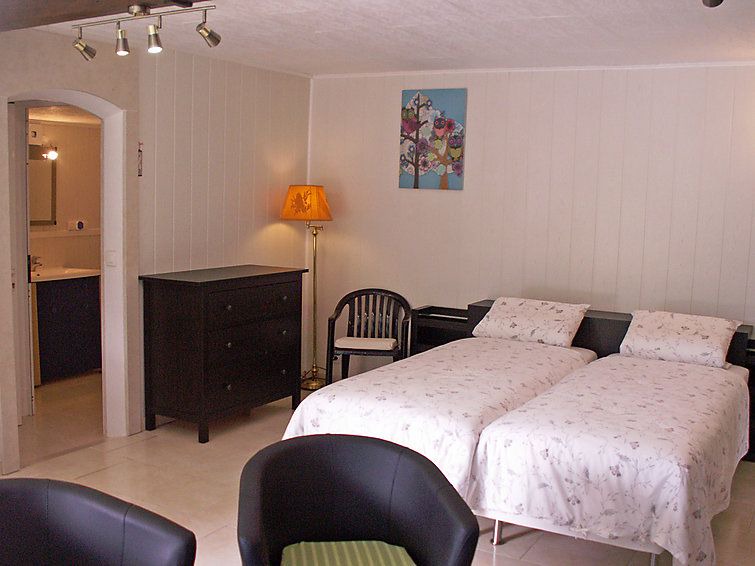Caumont-sur-Durance Apartment | One bedroom Apartment, sleeps 2 in Caumont-sur-Durance with Pool and WiFi