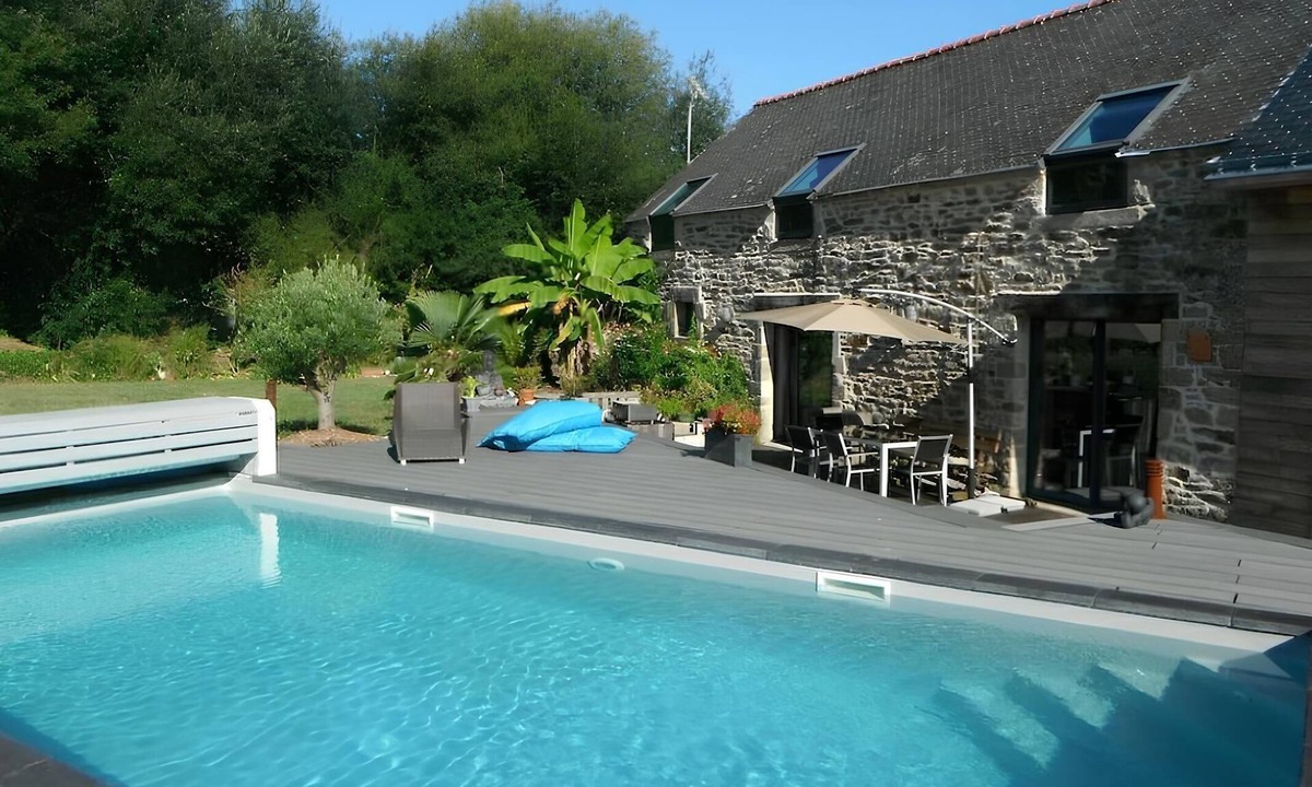 Surzur House | PAISIBLE impasse, private pool, not overlooked, SEA, 3000m2 COUNTRYSIDE.
