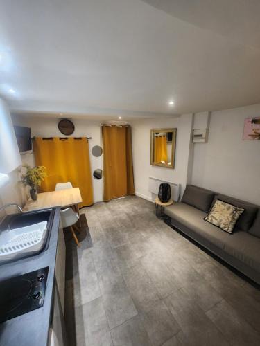 Grasse Apartment | Parfum mimosa