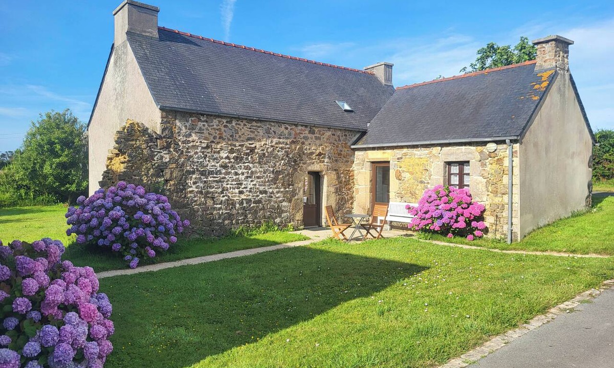 Roscanvel House | Penty Breton character near sea and coastal path