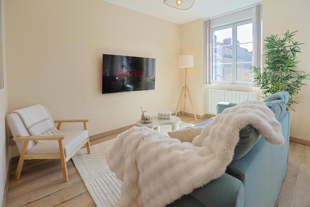 Saint-Roch - Badouillere - Chavanelle Apartment | Petite Perle St Roch - Vue Église - Netflix & Wifi Fibre