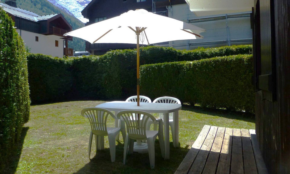 Chamonix City Centre Apartment | Quiet apartment with private garage near Chamonix center
