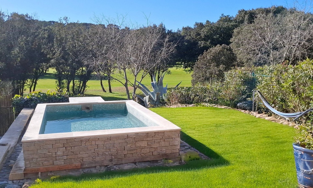 Garrigues Villa | Quiet, facing the golf course, 5 minutes from the town center, very central