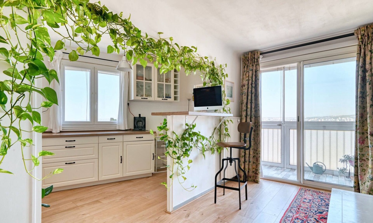Saint-Charles Apartment | RANQUE-Appartement Moderne avec Loggia et Vue à Ma