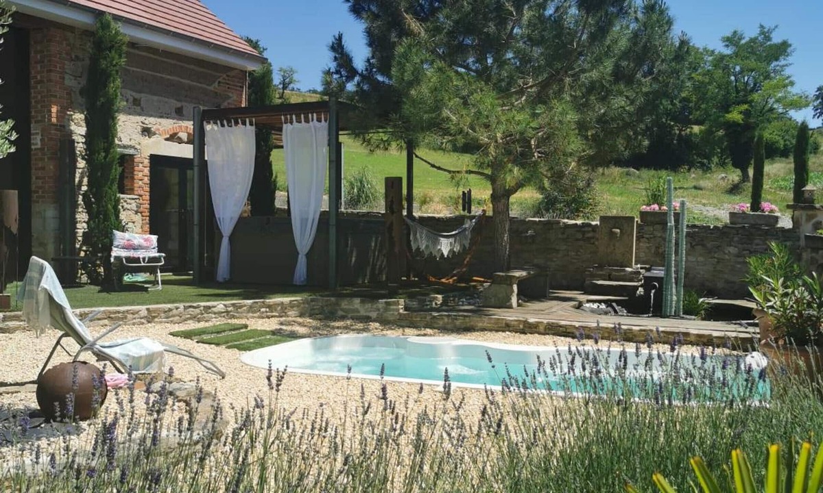 Cognat-Lyonne Cottage | Renovated Loft with Private Pool & Spa - Peaceful Retreat in Auvergne
