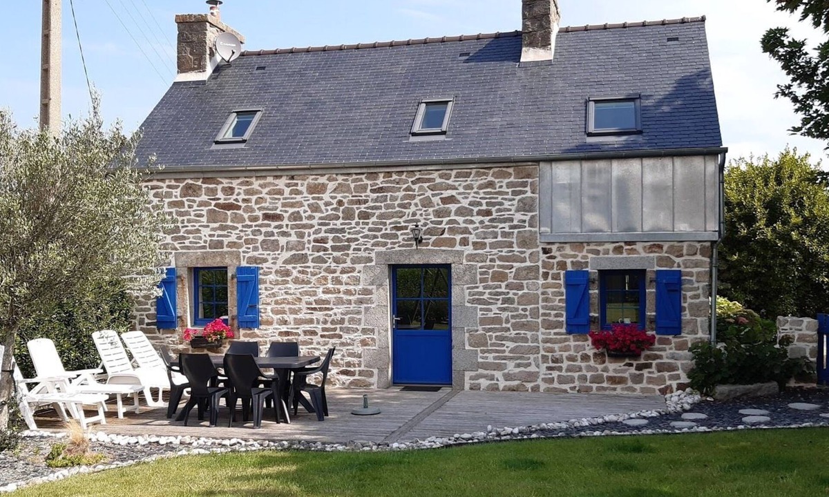 Plougoulm House | Renovated typical Breton house, 900 m from the beach *.