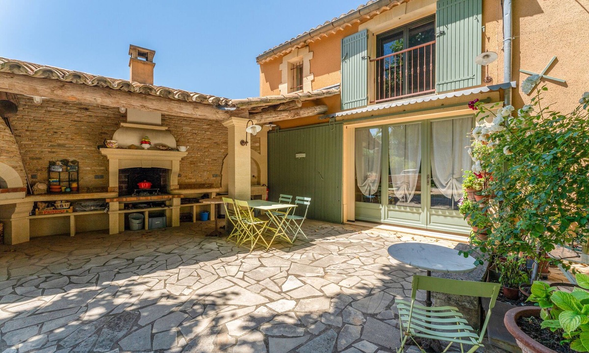 Le Thor Apartment | Romantic Getaway with Pool in Provence