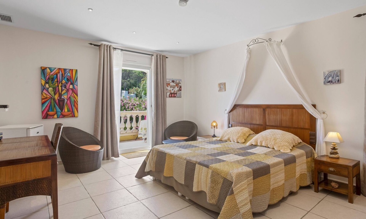 Plage de la Garonnette Apartment | Room 'Le Petit Ramsès - Africa' with Shared Pool, Wi-Fi & Air Conditioning