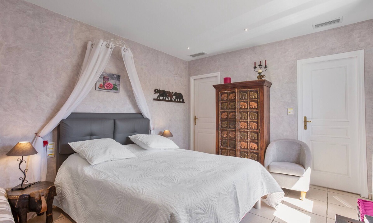 Plage de la Garonnette Apartment | Room 'Le Petit Ramsès - Elephants' with Shared Pool, Wi-Fi and Air Conditioning
