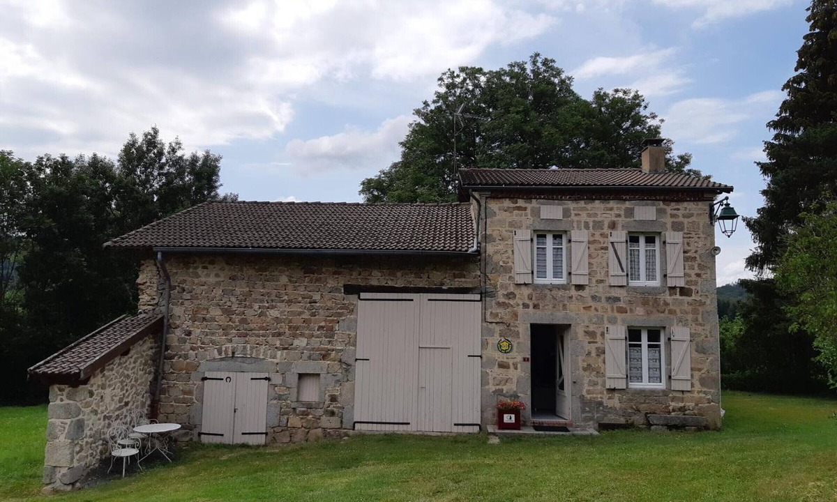 Lavoine Cottage | Rustic cottage in Lavoine with large garden and pets allowed