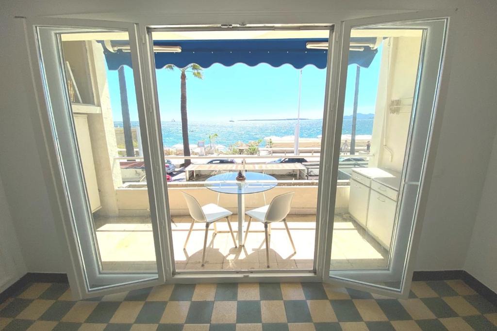 Juan-les-Pins Apartment | sea front studio with a breathtaking view