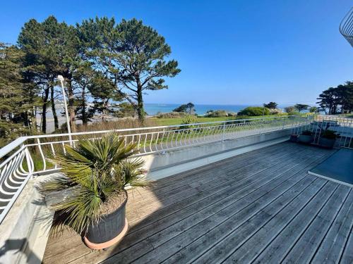 Plestin-les-Greves Apartment | Seafront flat with indoor pool with stunning views