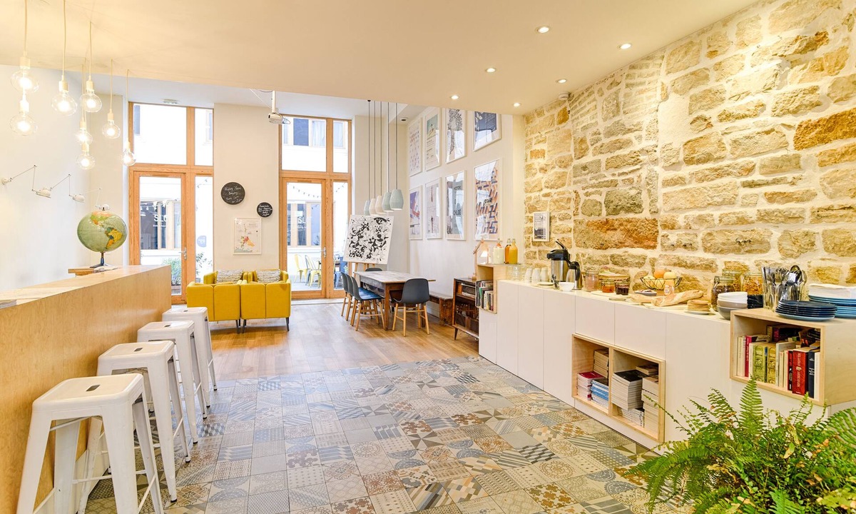 Voltaire - Saint Amour Hostel | Slo Lyon Saxe