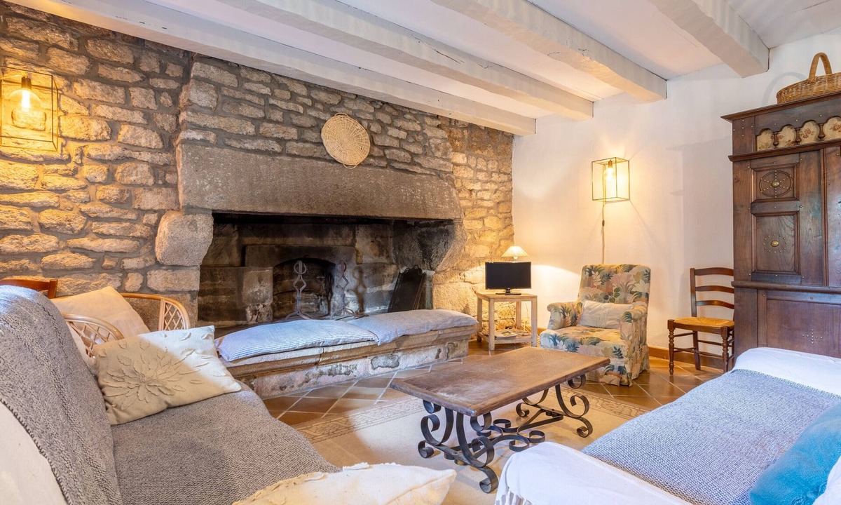 Plobannalec-Lesconil House | Small House 'Gite Ty Coz - Beach 5min by Car' with Shared Terrace
