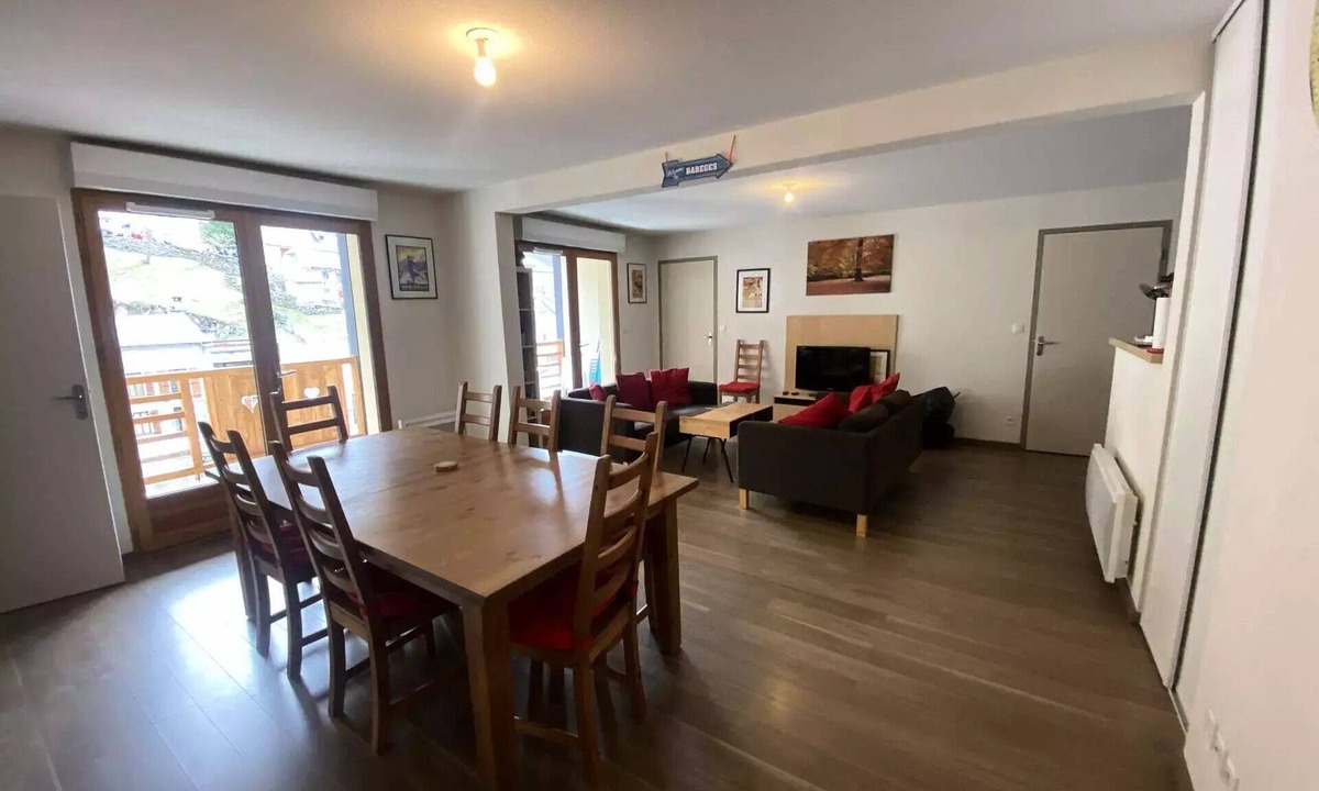 Sers Apartment | South-facing apartment that sleeps 8, with Wi-Fi