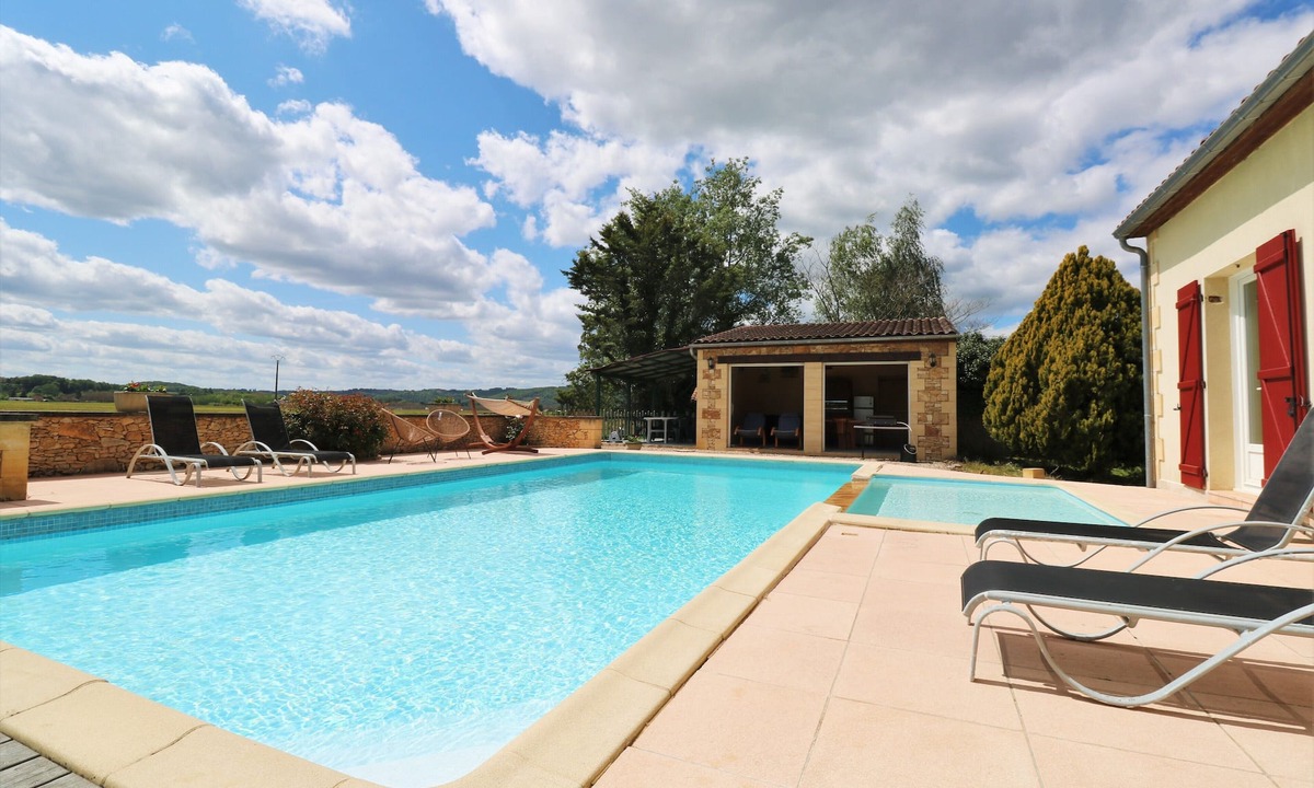 Castels House | Spacious holiday home with swimming pool, paddling pool close to river