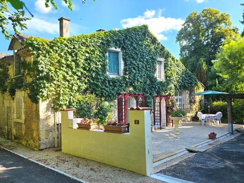 Celles House | Spacious holiday home with pool in pretty village