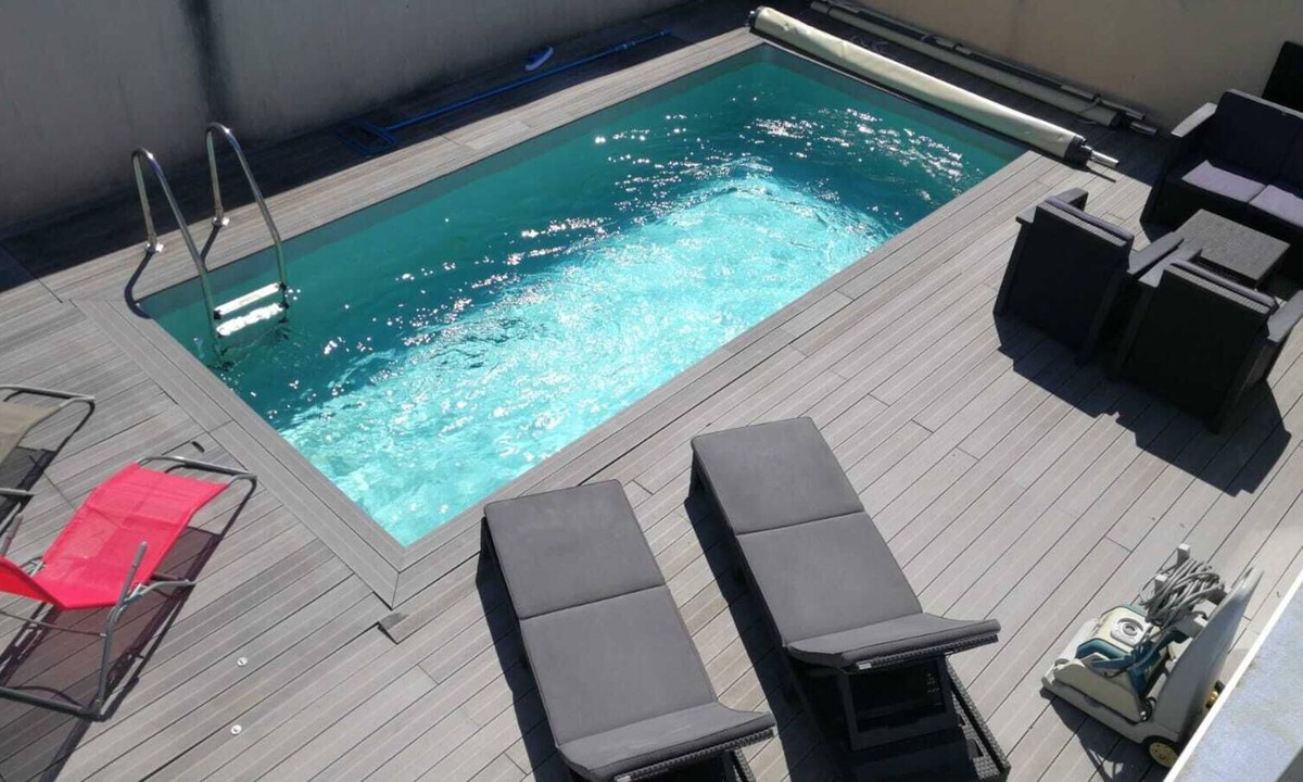 Port District House | Spacious house with swimming pool 300 m from the beach
