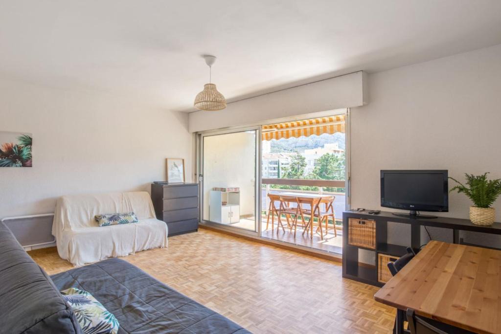 8th Arrondissement Apartment | Spacious studio w sea view terrace near the beach in Marseille Welkeys