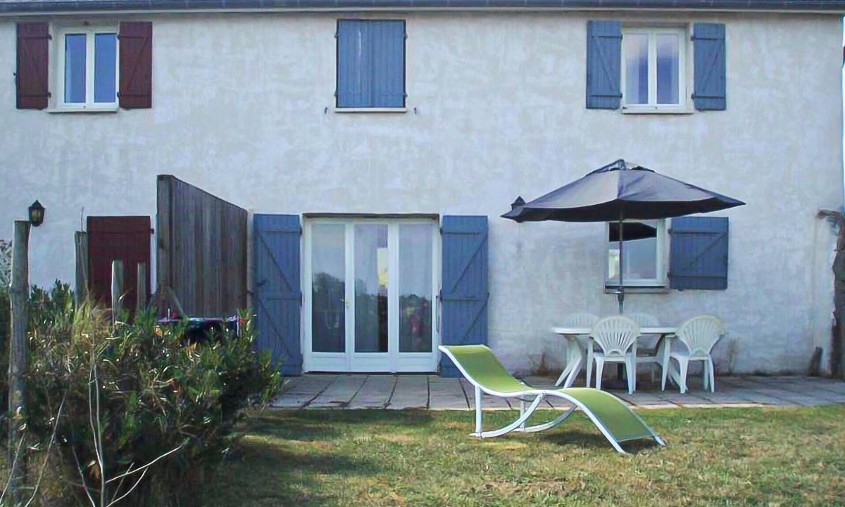 Chaponost House | Spend a relaxing vacation in this practical cottage in a quiet countryside.