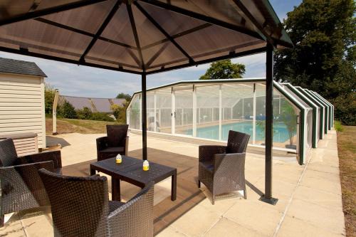 Guegon House | Stone cottage with modern interior & large private pool near to Josselin