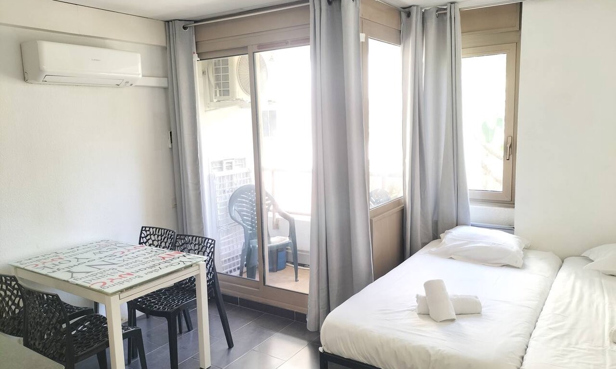 Juan-les-Pins Apartment | Studio 126 Bord de mer Résidence Graziella