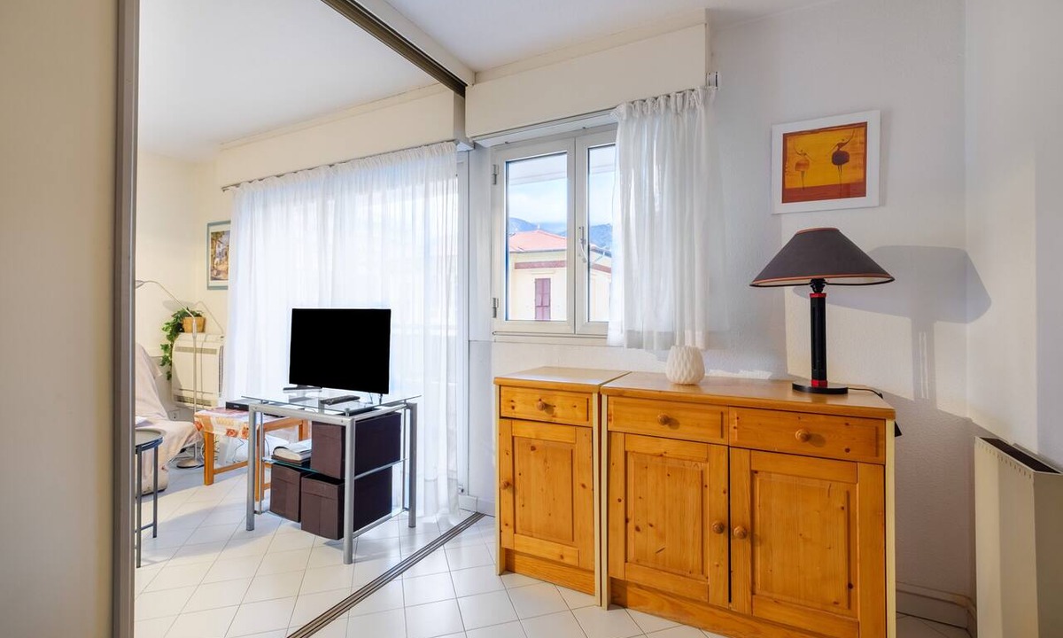 Roquebrune-Cap-Martin Apartment | Studio Apartment 'Riviera Beach Anemone' with Mountain View, Wi-Fi and Air Conditioning