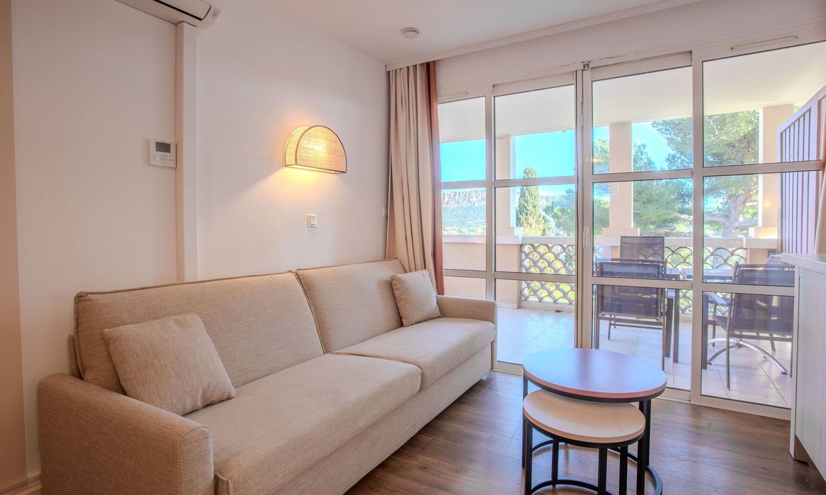 Cap Esterel Apartment | Studio Apartment 'Cap Esterel' with Mountain View, Shared Pool and Air Conditioning