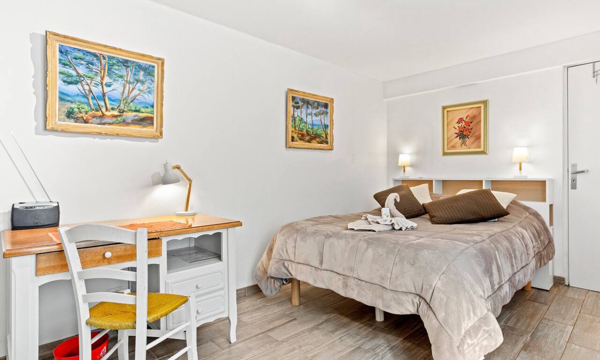 Bras Apartment | Studio Apartment 'Le Clos Madame - Le Jardin' with Shared Pool, Wi-Fi and Air Conditioning