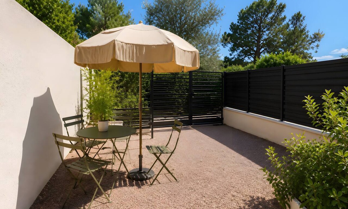 Solaro Apartment | Studio Apartment 'Villa Laurent' with Private Garden and Wi-Fi