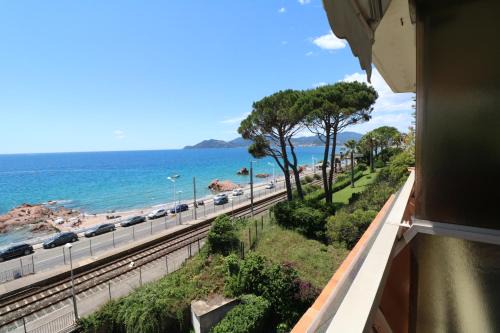 Cannes La Bocca Apartment | Studio beautiful sea view direct beach access parking AC
