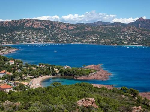 Saint-Raphael Apartment | Studio Climatisé - Plage à 50m - Central - WiFi Gratuit - FR-1-466A-39