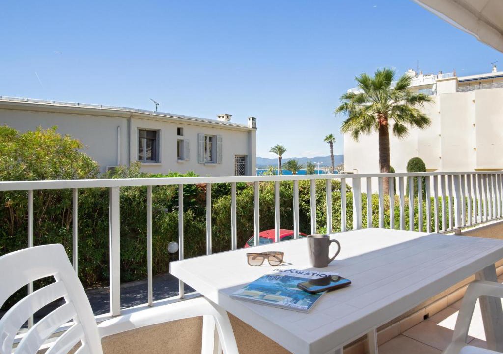 Saint-Raphael Apartment | Studio climatisé pour 2, proche plage et commerces, animaux admis, WiFi, parking - FR-1-466A-20