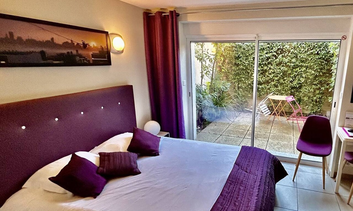 Riou - Petit Juas - Av de Grasse Apartment | Studio-Comfort-Wet room-Terrace-glamour ou Cartoon
