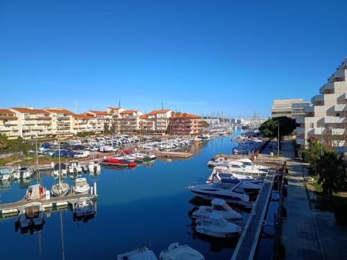 Le Port Apartment | Studio confortable vue sur le port, avec balcon et parking