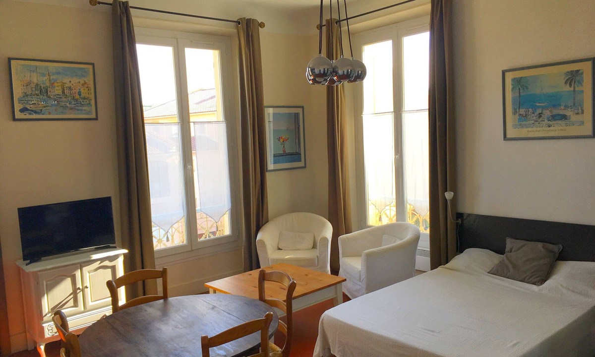 Sanary-sur-Mer Apartment | Studio downtown Sanary with Parking