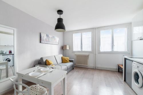 Feuillat Desgenettes Apartment | Studio Grigio - Welkeys