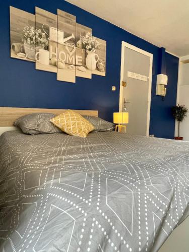 Moissac Apartment | Studio hyper-centre Moissac 30 m2 Calme Cour intérieure vélos logement entier
