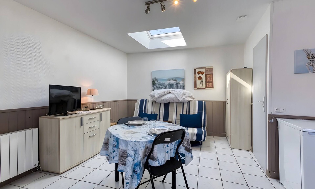 Bourcefranc-le-Chapus Apartment | Studio in Bourcefranc-le-Chapus – Ideal Getaway for Two, Wi-Fi, Remote Work Space, Near Île d’Oléron