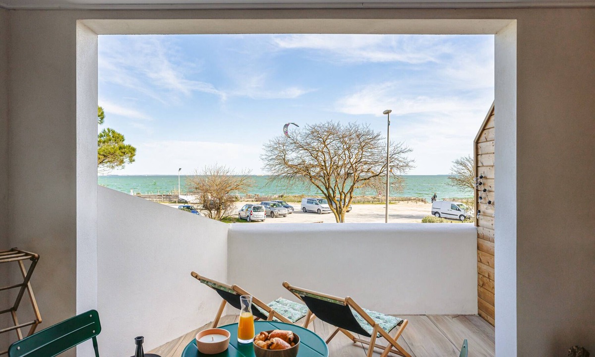 Rivedoux-Plage Apartment | Studio La Terrasse with Sea View, Private Terrace, and Wi-Fi