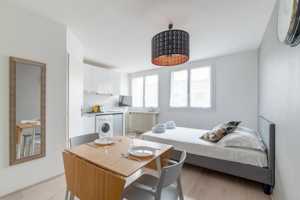 Feuillat Desgenettes Apartment | Studio Lampara - Welkeys