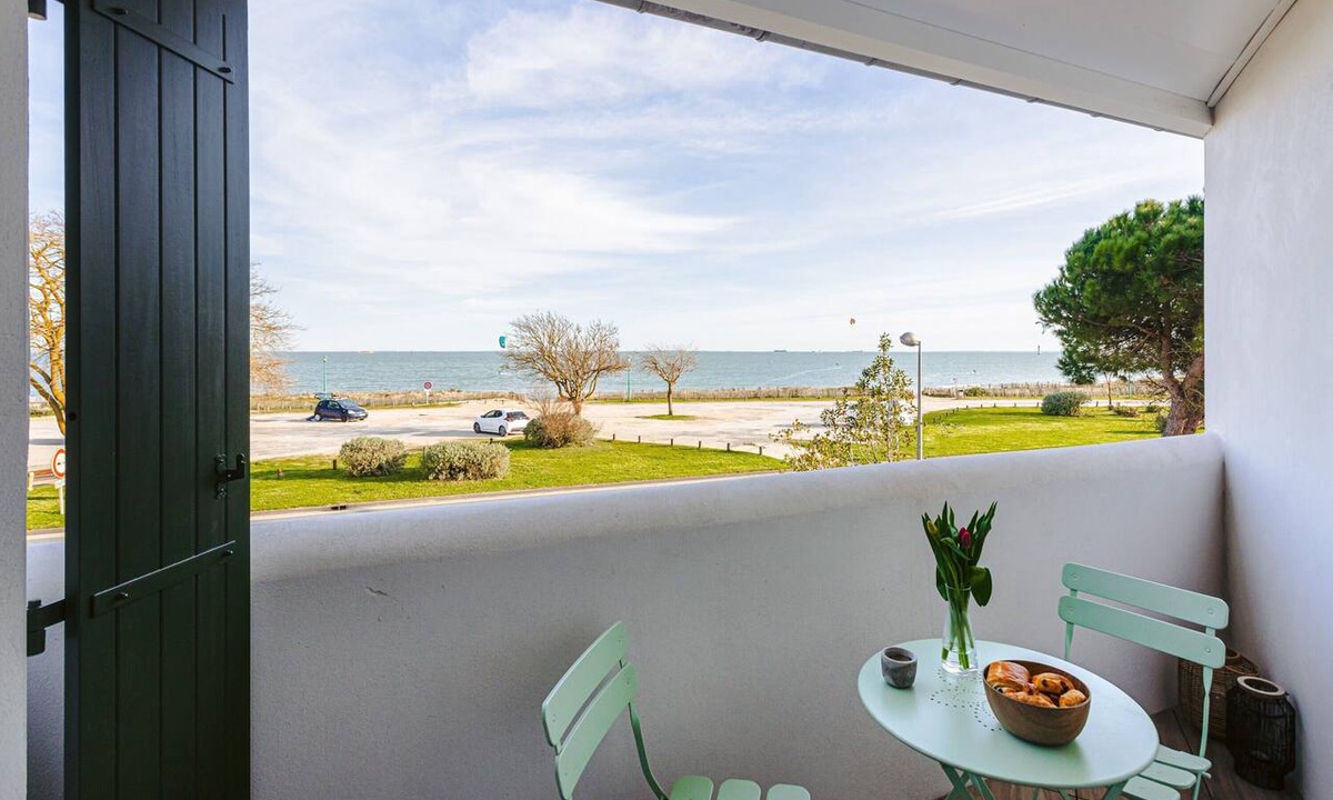 Rivedoux-Plage Apartment | Studio Le Phare, Sea View, Private Terrace & Wi-Fi
