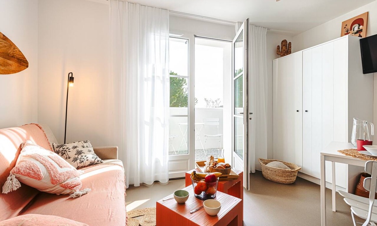 Rivedoux-Plage Apartment | Studio Les Pins with Sea View, Private Terrace, and Wi-Fi