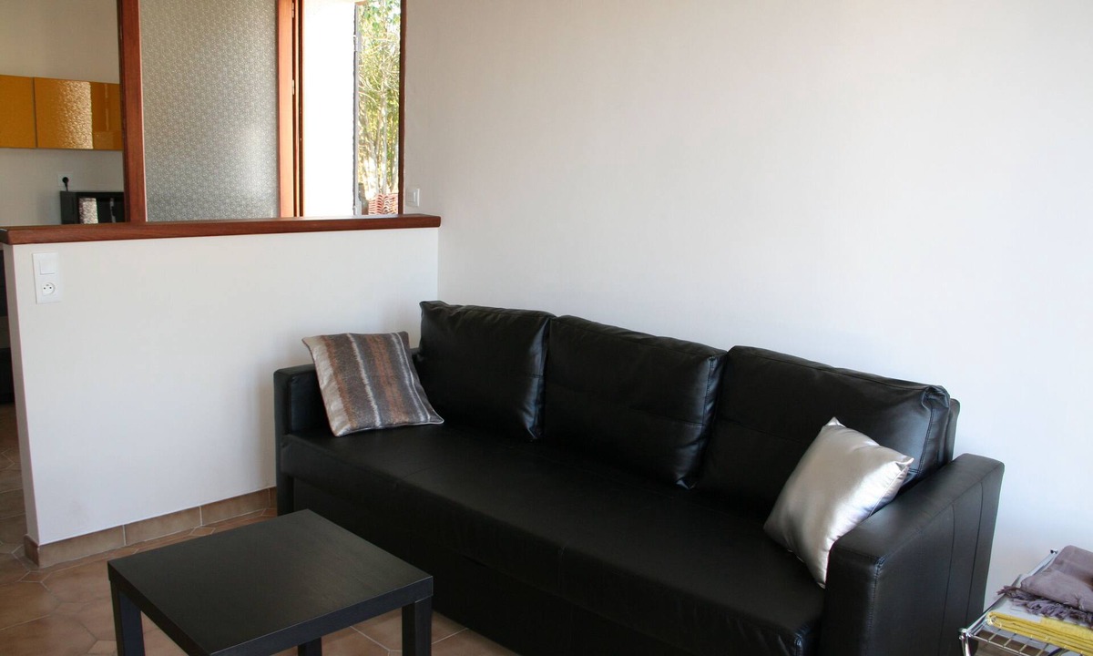 Pignans Apartment | STUDIO LOUBIERE APARTMENT