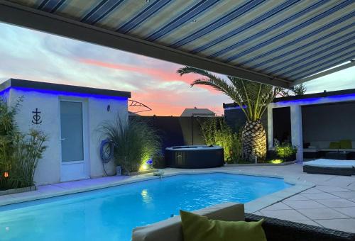 Vitrolles House | Studio Piscine Pa Ni Pwoblem