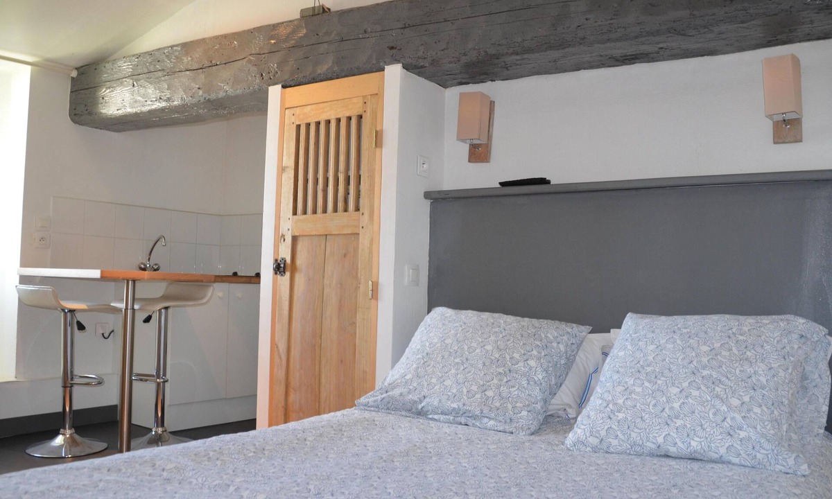 La Flotte Apartment | Studio-Port View with wet room