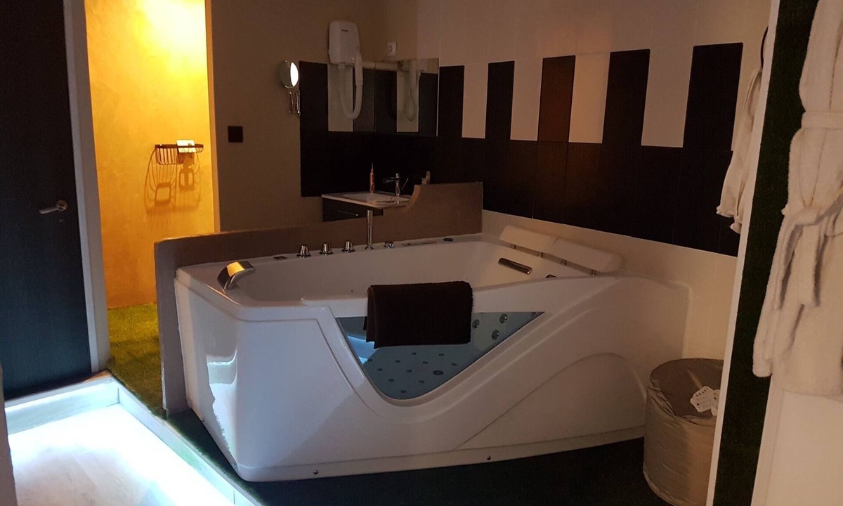 Epernay Apartment | Studio with private jacuzzi, terrace and balcony and billiards