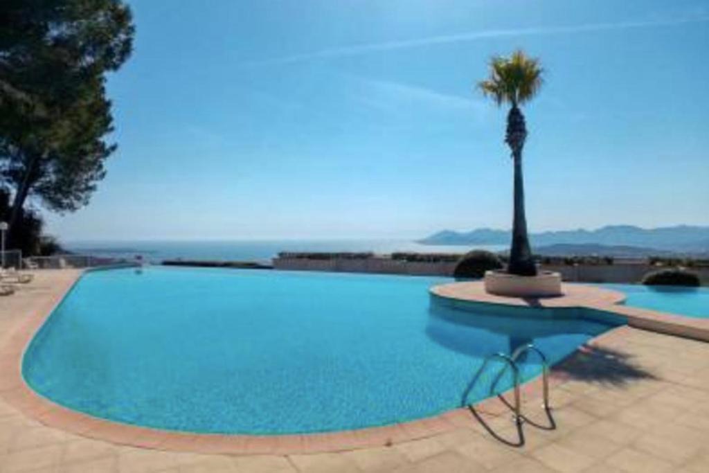 Mougins Apartment | Studio with sea and pool view