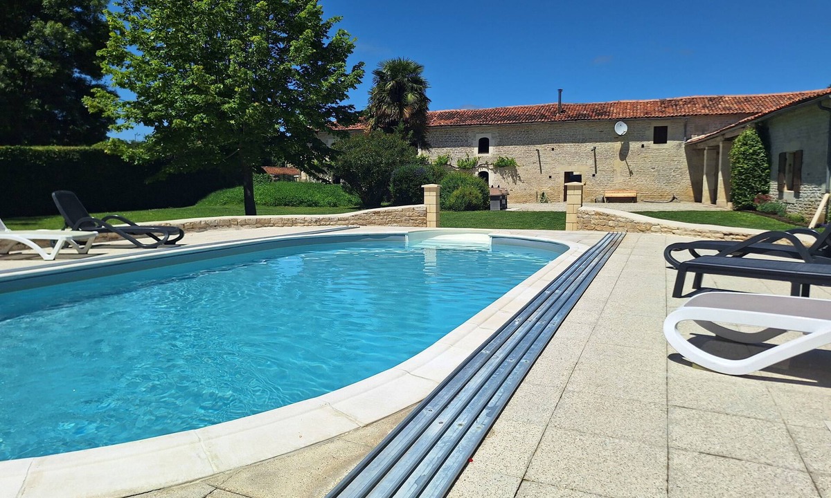 Mons House | Stunning gite With Shared Pool, Nr Matha & Cognac (first floor also available)
